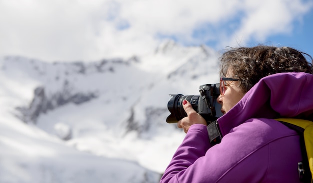 Wandelaar met camera en rugzak die foto van mooie berg nemen