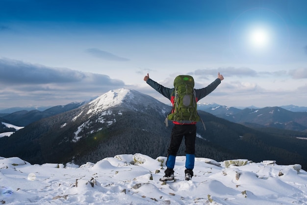 Wandelaar op de bergtop Sport en actief leven concept Man op de top van de berg