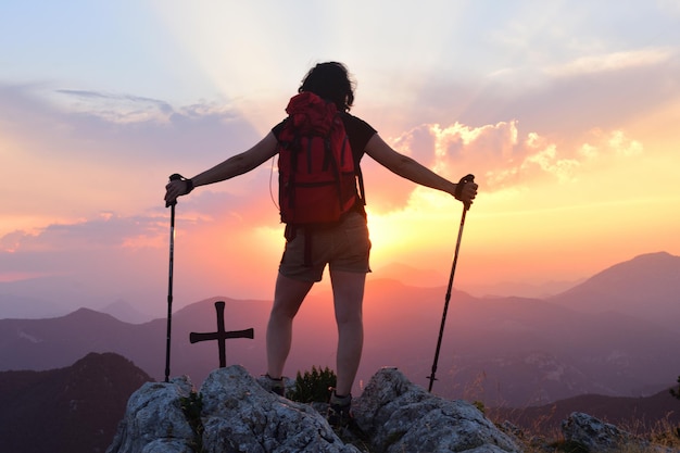 Wandelaar vrouw kijken naar de zonsondergang