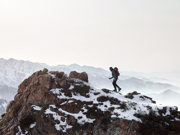 Foto wandelaar wandelen in een prachtig berglandschap