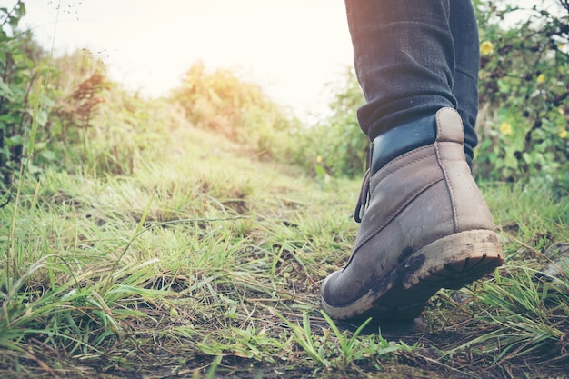 Wandelaar wandelen op berg bij regenachtig weer. Zicht op benen