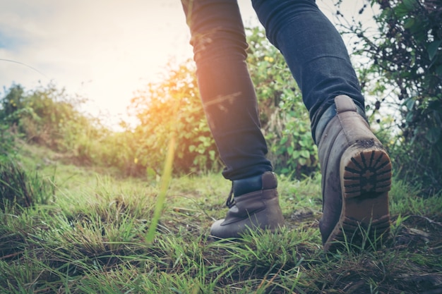 Wandelaar wandelen op berg in regenachtig weer. Zicht op benen