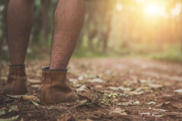 Wandelaarmens met het drinkwater van de snorrugzak bij bergvallei, Wandelingsconcept.