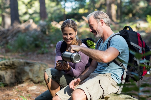 Foto wandelaarpaar dat koffie heeft