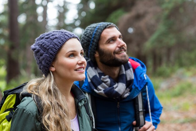 Wandelaarpaar die aard in bos bekijken