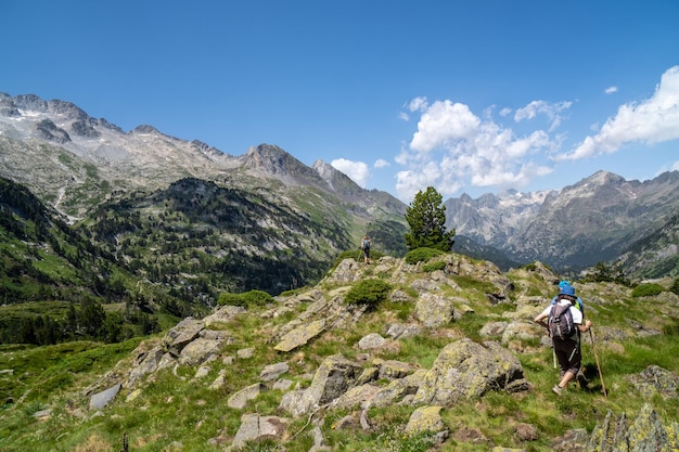 Wandelaars die de top van een berg bereiken om naar de Aragonese Pyreneeën te kijken