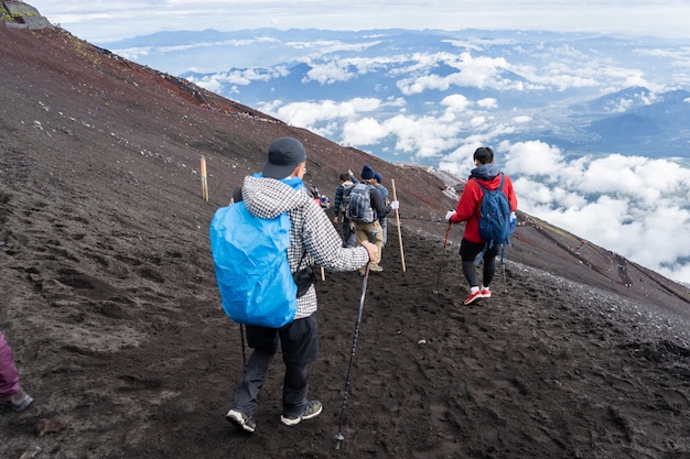 Wandelaars die op Yoshida-sleep op Fuji-Berg in beklimmend seizoen beklimmen