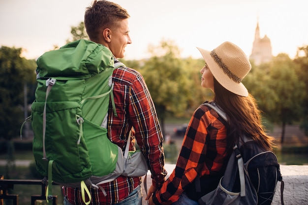 Wandelaars gaan op vakantie naar de toeristische stad