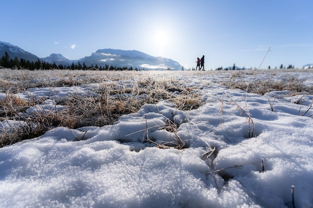 Wandelaars in de Canadese Rockies in de late winter, rond Quarry Lake, Canmore, Alberta, Canada