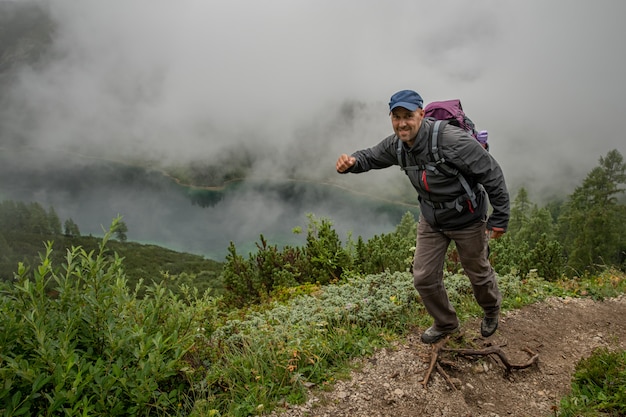 Wandelaars in de Oostenrijkse Alpen lopen op bergwandelpaden in het bos rond de meren