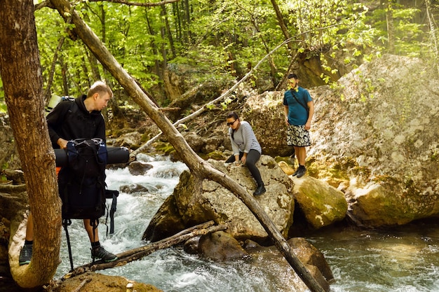 Wandelaars steken een rivier over