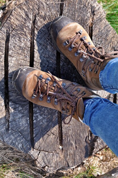 Wandelaarschoenen op hout