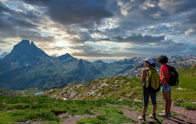 Wandelaarvrouwen op weg van Pic du Midi Ossau in de Franse Pyreneeën