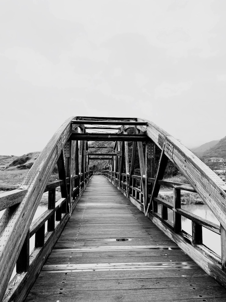 Foto wandelbrug over pier tegen de lucht