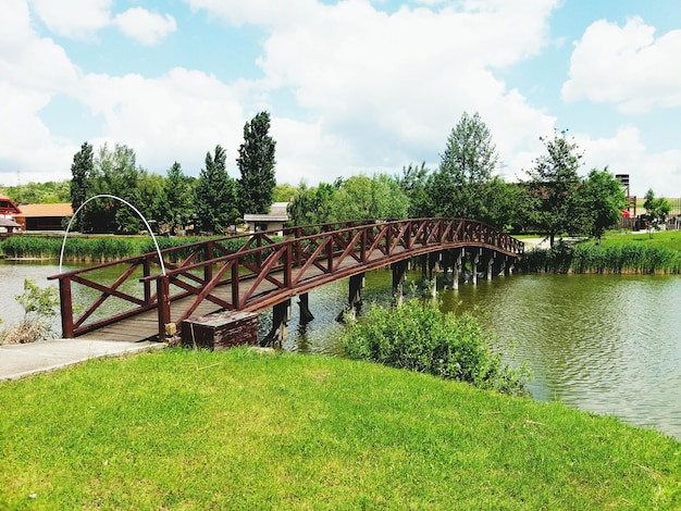 Wandelbrug over rivier tegen de lucht