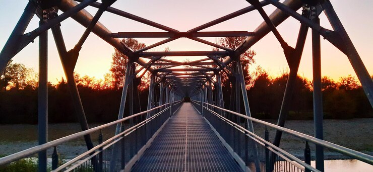 Foto wandelbrug tegen de hemel bij zonsondergang