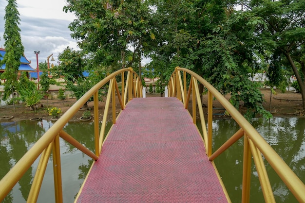 Foto wandelbrug tussen bomen in het park