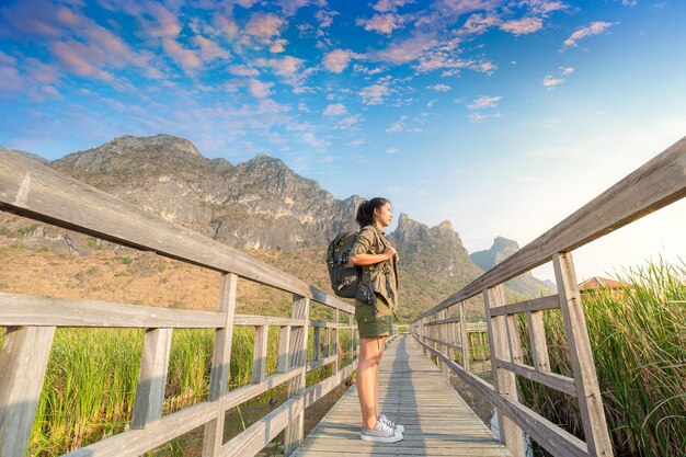 Wandelen Aziatische vrouwelijke wandelaars dragen zware rugzakken op wandelpaden Leef een gezond leven