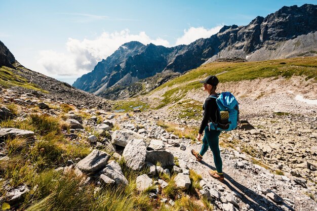 Foto wandelen door de grote koude vallei velka studena dolina naar zbojnicka cottage en teryho cottage door priecne zadel nationaal park hoge tatra slowakije slowakije landschap