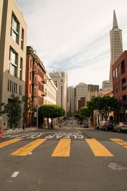 Foto wandelen door de straten van san francisco.