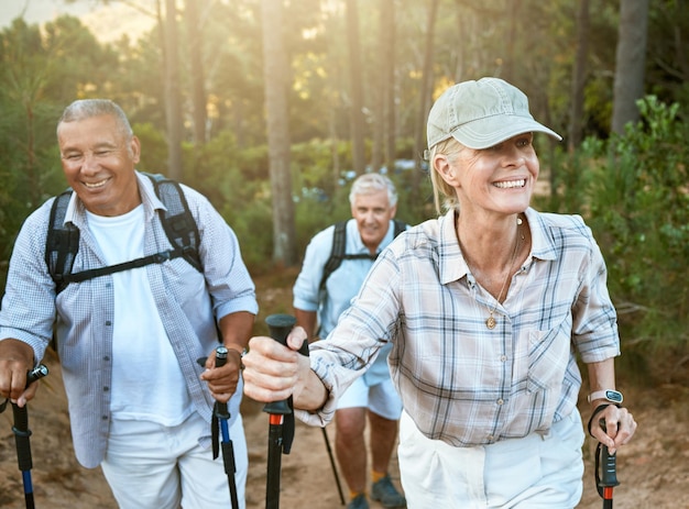 Wandelen gepensioneerde ouderen en senior vrienden of toeristen in bos of bergen voor fitness, gezondheid en welzijn op oudere leeftijd Diverse groep actieve volwassen gepensioneerden buiten op weekendwandeling in de natuur