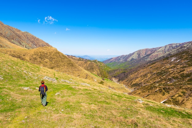 Wandelen in de Alpen op een panoramisch voetpad