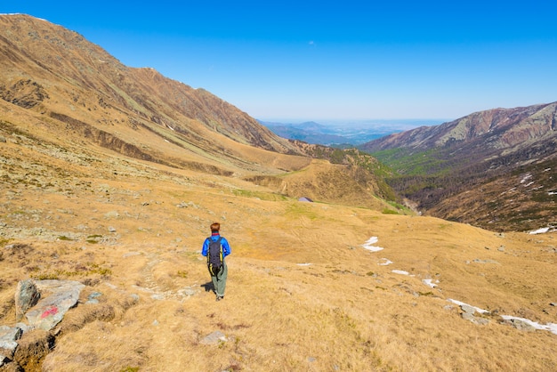 Wandelen in de Alpen op een panoramisch voetpad