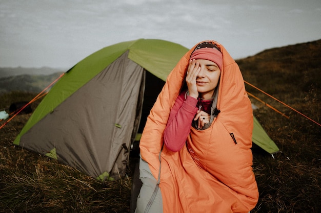 Wandelen in de bergen en slapen in een tent.