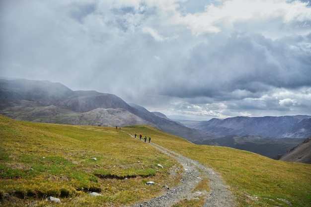 Wandelen in de bergen Rivieren en bergmeren Zomers landschap van bergkammen en bergtoppen Een geweldige reis