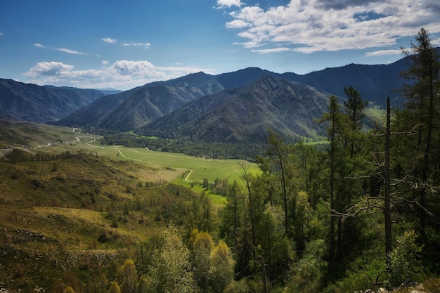 Wandelen in de bergen Rivieren en bergmeren Zomers landschap van bergkammen en toppen Een geweldige reis