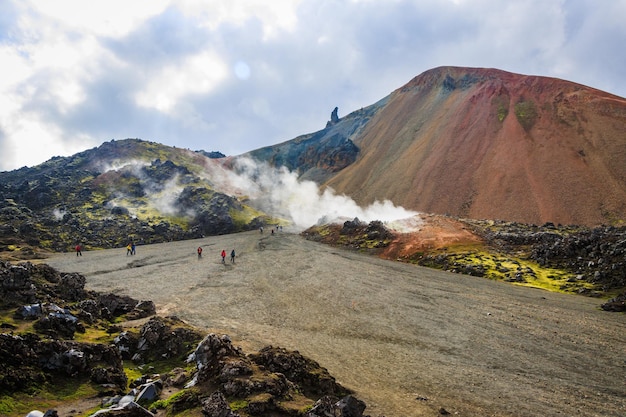 Wandelen in de hooglanden met sneeuw, groen vulkanisch mos, kleurrijke berg, Landmannalaugar, IJsland