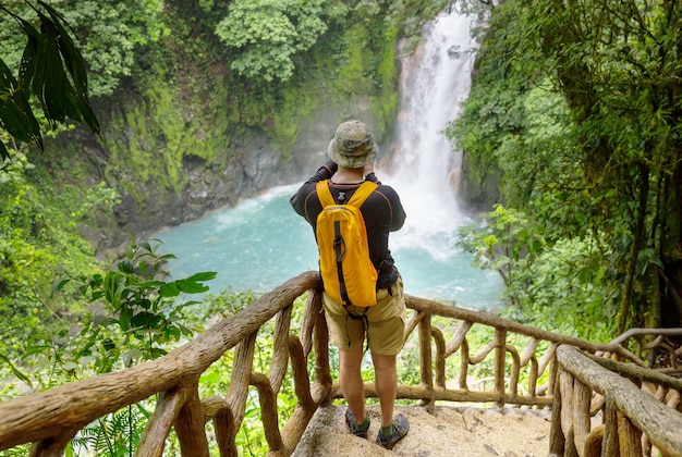 Foto wandelen in groene tropische jungle, costa rica, midden-amerika