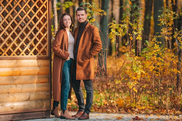 Wandelen in herfst park op zonnige herfstdag en gelukkige familie