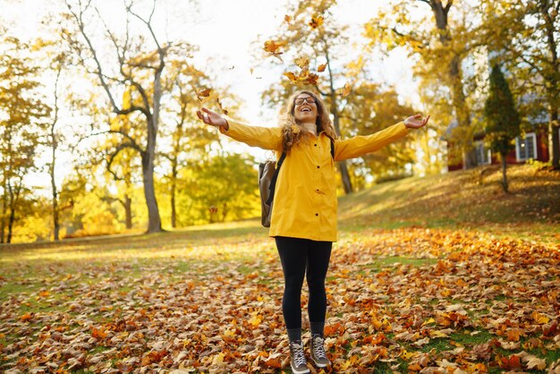 Wandelen in het herfstbos Toeristische wandelingen door het herfstpark bij zonnig weer Avontuurconcept