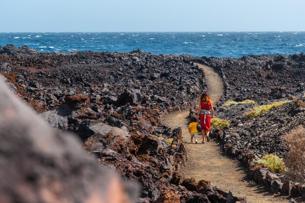 Foto wandelen langs het prachtige vulkanische pad in de stad tamaduste aan de kust van het eiland el hierro canarische eilanden spanje