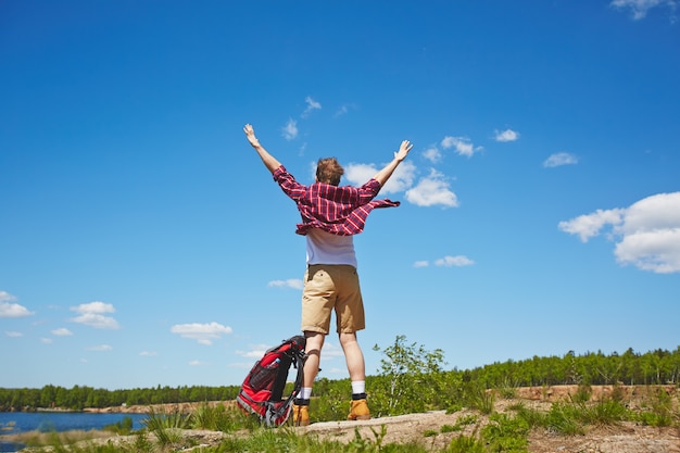 wandelen man genieten van lof natuurlijke