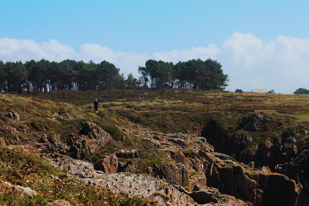 Wandelen op de kliffen op een kustpad in Bretagne, Frankrijk