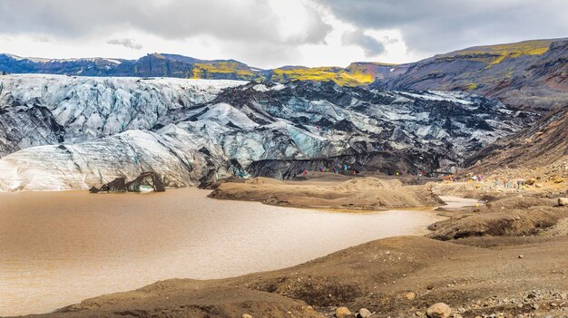 Wandelen op de Solheimajokull-gletsjer, IJsland.