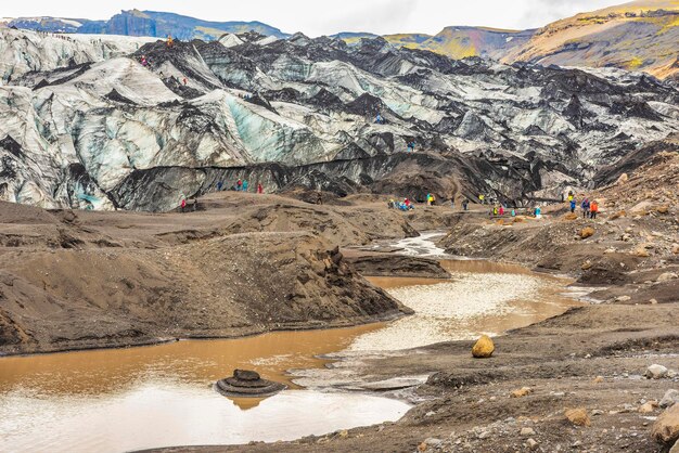 Wandelen op de Solheimajokull-gletsjer, IJsland.