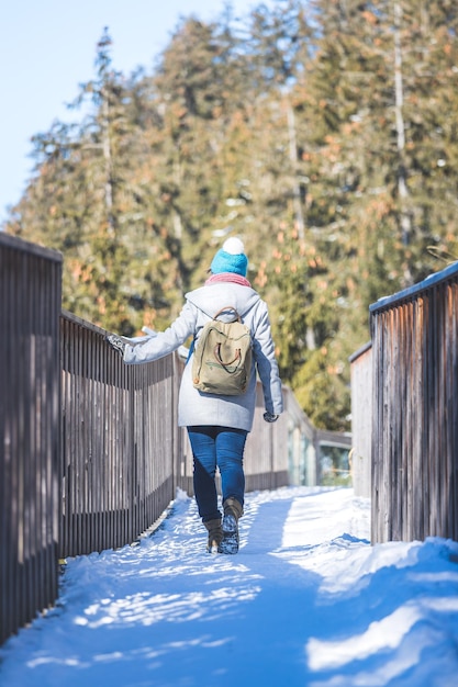 Wandelen op Gaisberg Jong meisje loopt op houten brug wintertijd Salzburg