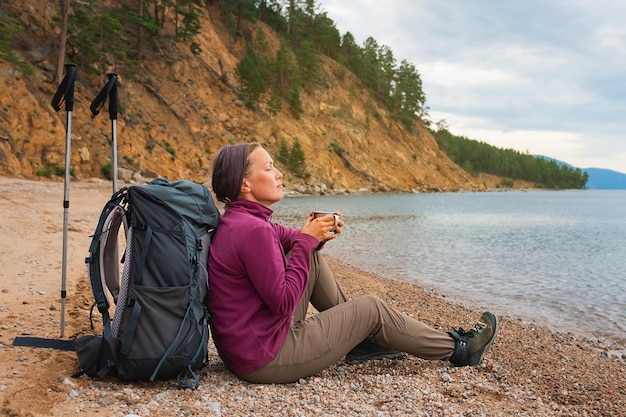 Wandelen toerisme avontuur backpacker vrouw rust na het wandelen kijken naar prachtig uitzicht wandelaar meisje