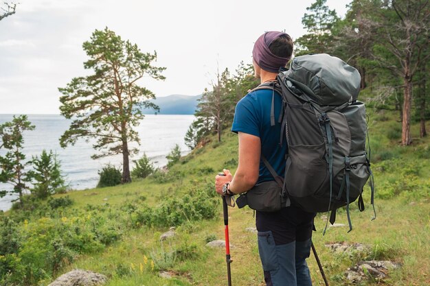 Wandelen toerisme avontuur backpacker wandelaar man kijkt naar prachtig uitzicht wandelaar toerist met rugzak