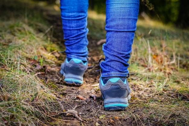 Wandelen vrouw close-up lopen op bospad