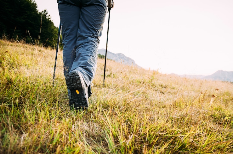 Foto wandelende benen die op bergpiek lopen