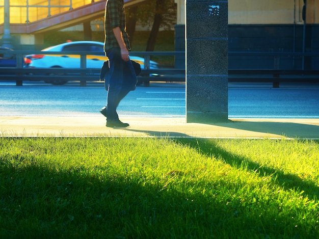 Wandelende man in de buurt van de weg tijdens zonsondergang tijd achtergrond