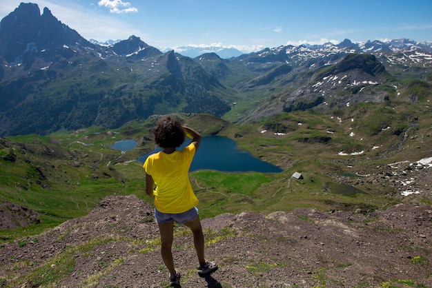 Wandelende vrouw op zoek naar Pic du Midi Ossau in de Franse Pyreneeën