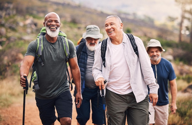 Wandelglimlach en groep oude mannen op de berg voor fitnesstrekking en backpackavontuur Ontdekkingsreiziger ontdekking en expeditie met oudere vrienden wandelen voor gezondheid, pensioen en reis