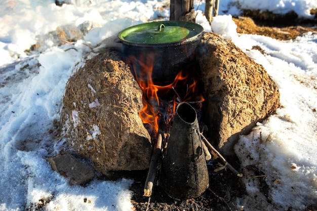 Wandeling in de bergen eten wordt gekookt op brandhout