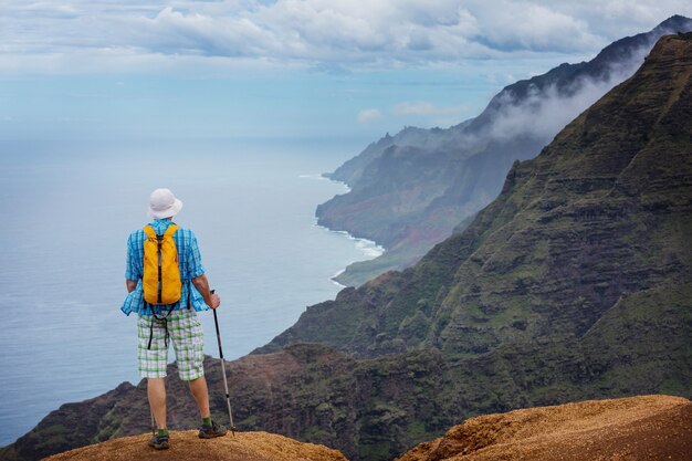 Wandeling langs de kust van na pali in kauai, hawaï