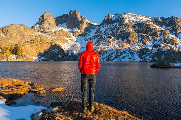 Wandeling naar het prachtige Minaret Lake, Ansel Adams Wilderness, Sierra Nevada, Californië, VS. Herfstseizoen.